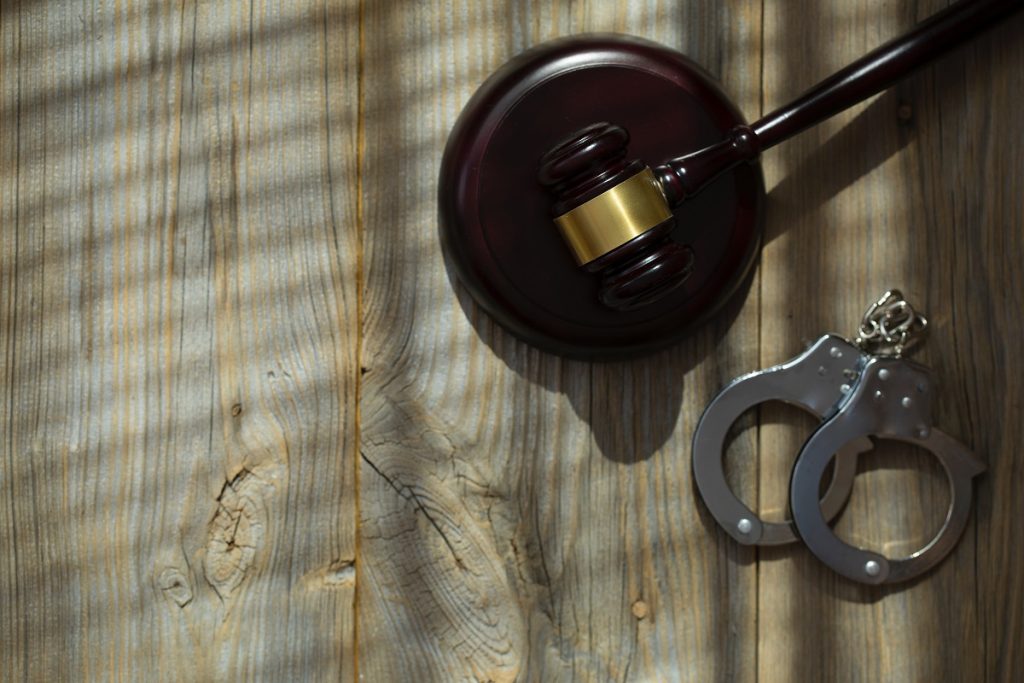 Antalya ceza avukatı adalet toplantısında – masa üzerinde yargı tokmağı ve hukuk terazisiyle