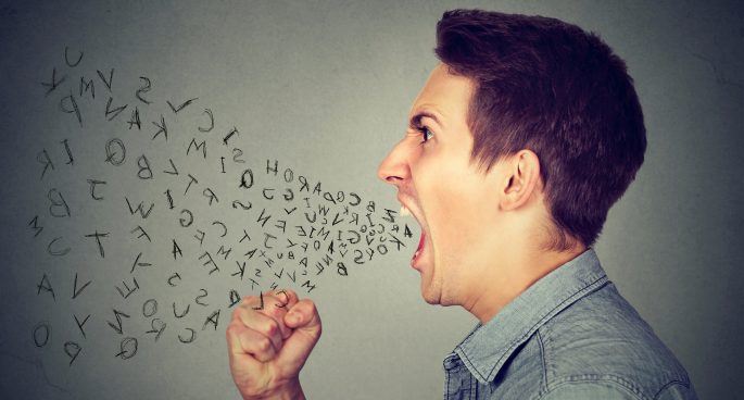 Hakaret suçu kapsamında bir kişinin öfkeyle karşısındakine hakaret ettiği anı gösteren görsel