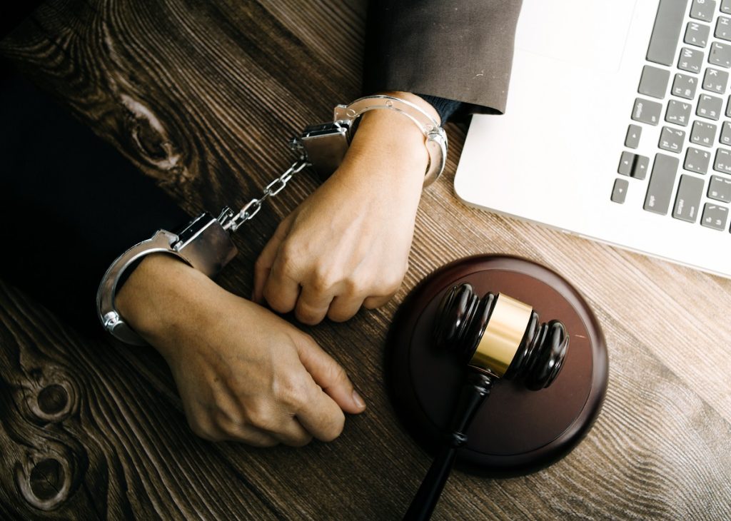 Hakaret suçu nedeniyle açılan davada mahkeme sürecini temsil eden görsel