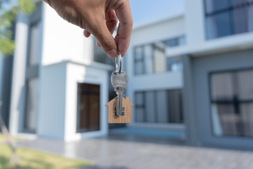 Airbnb kiralama için turizm amaçlı konut izin belgesi tutan adamın temsili çizimi.