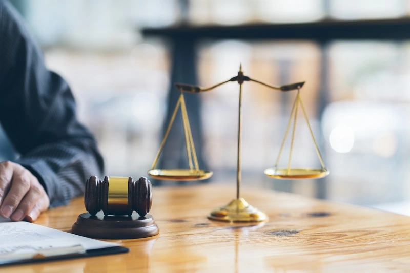 Judge gavel and golden scales of justice on a wooden desk symbolizing fairness and inheritance distribution in Turkish law – How is Inheritance Distributed in Turkish Law 2025