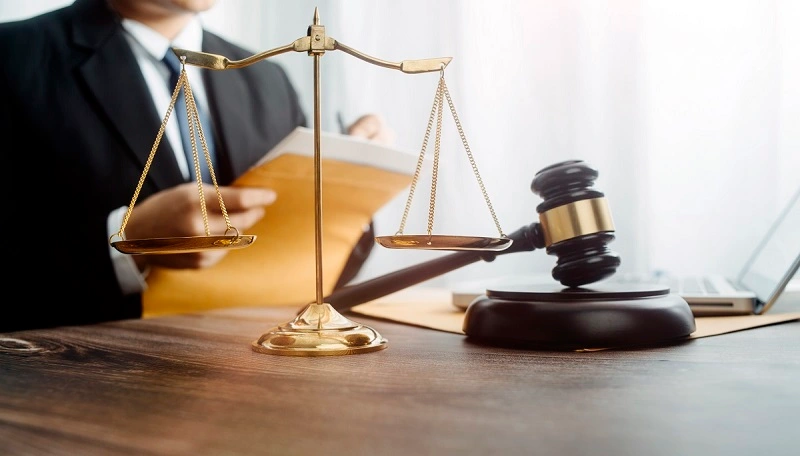 Kira bedelinin tespiti davasında mahkeme aşaması ve karar sürecini temsil eden görsel